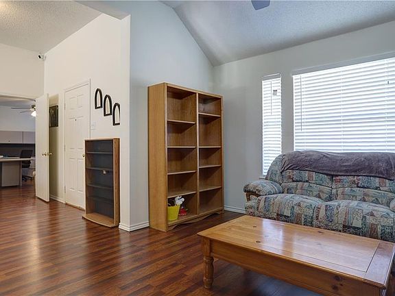 3rd image of 1051 Oakbrook Dr