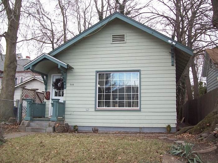 1st image of 244 E Poplar St