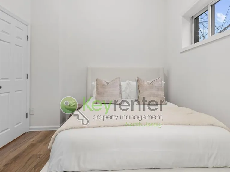 407 Park Ave — Photo 19