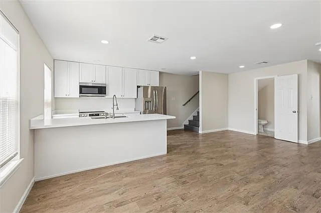 3 bed, 2.0 bath, 1452 sqft, $2,200 — Photo 3