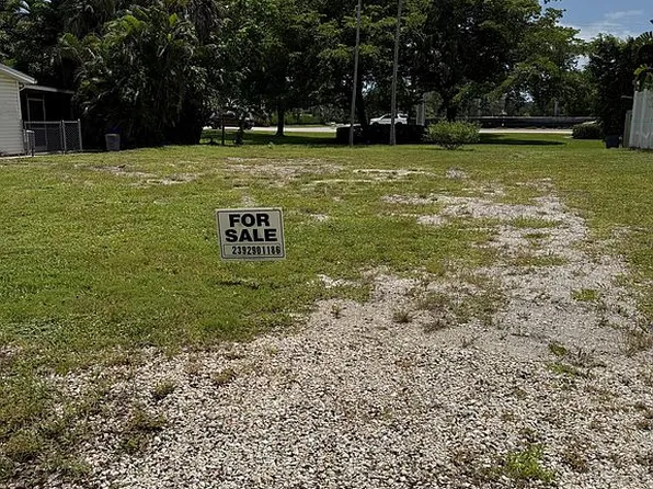 916 13th St N, Naples, FL 34102