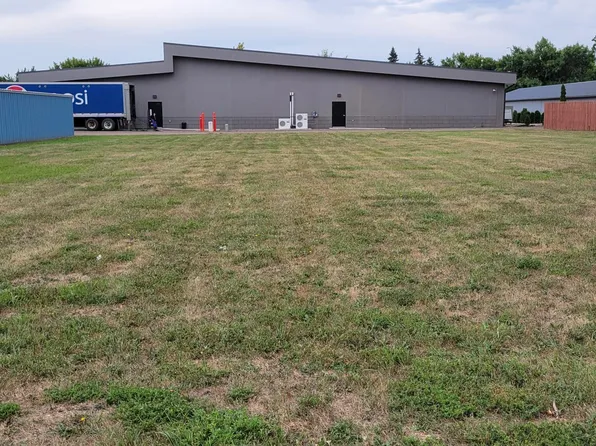 818 14th St NE, Jamestown, ND 58401