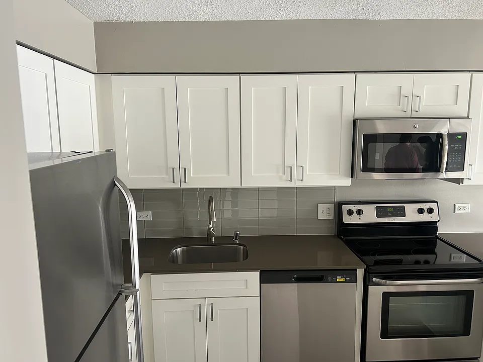 2555-60 N Clark St #5-0405