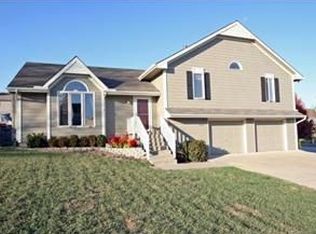 908 Hawthorne Dr, Liberty, MO 64068