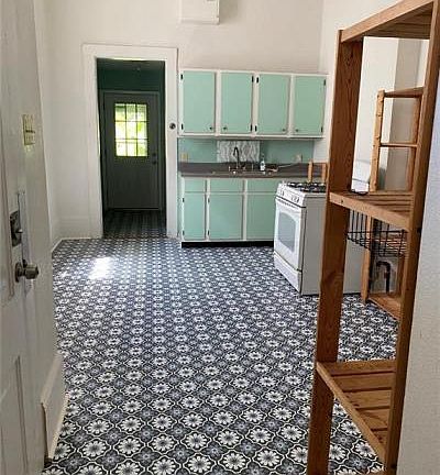 5th image of 928 Saint Mary St
