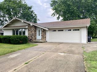 6042 S 37th St, Greenfield, WI 53221