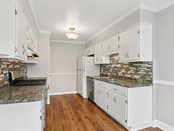 4th image of 1067 Southgate Rd