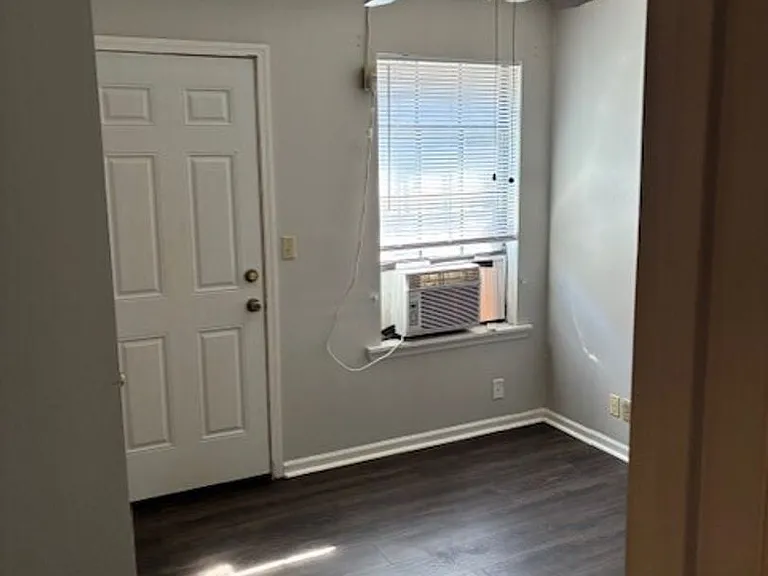 421 W King Ave — Photo 4