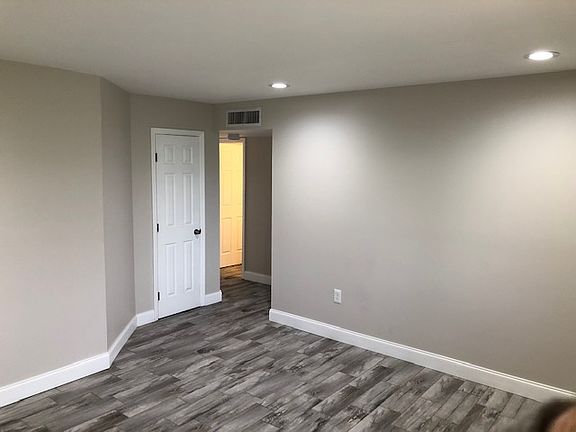 5th image of 1308 Warwick Ct