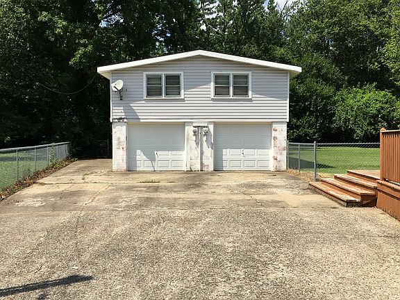Garage w/ Apartment above