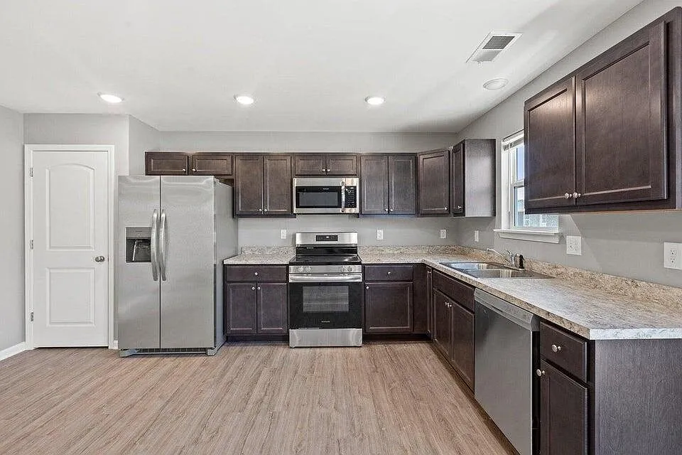 4 bed, 2.5 bath, 1894 sqft, $2,400 — Photo 3