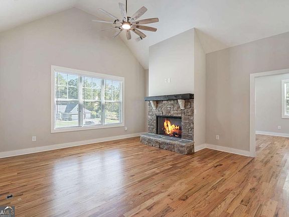 4th image of 17 Pinoak Trl SE