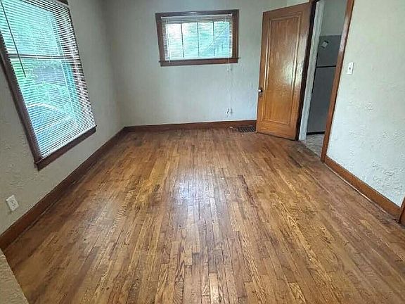 4th image of 1109 W Washtenaw St
