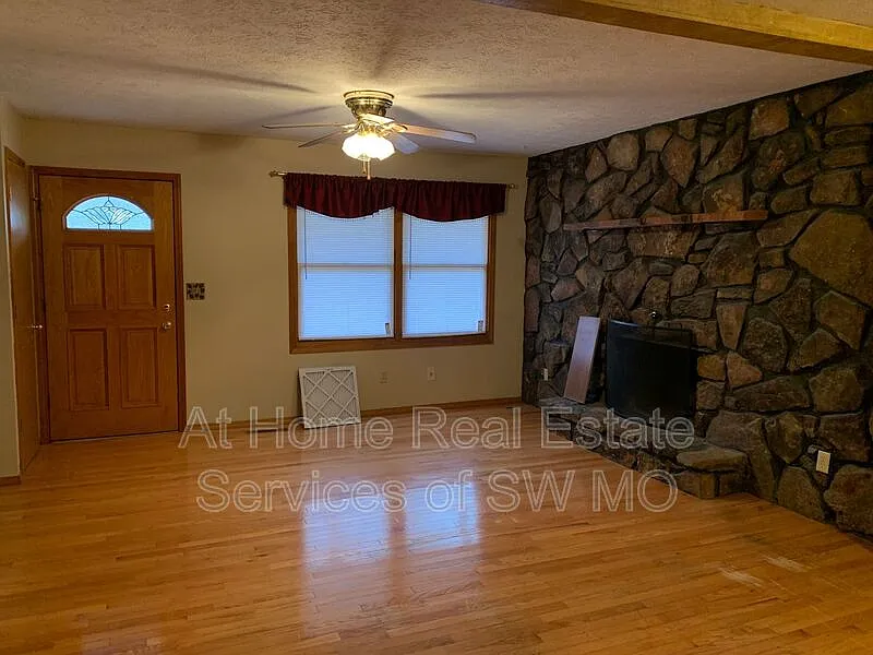 4 bed, 2.0 bath, 2040 sqft, $1,630 — Photo 2
