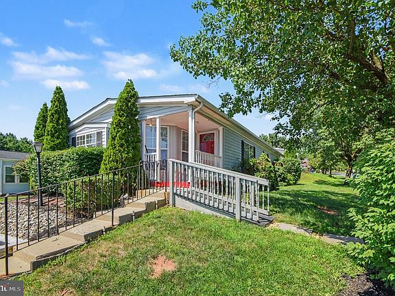 2nd image of 10 Juniper Ct W