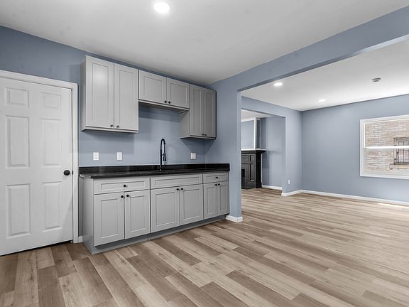 5th image of 2648 Tuxedo St #1