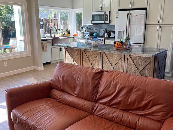 3rd image of 583 Swan Dr