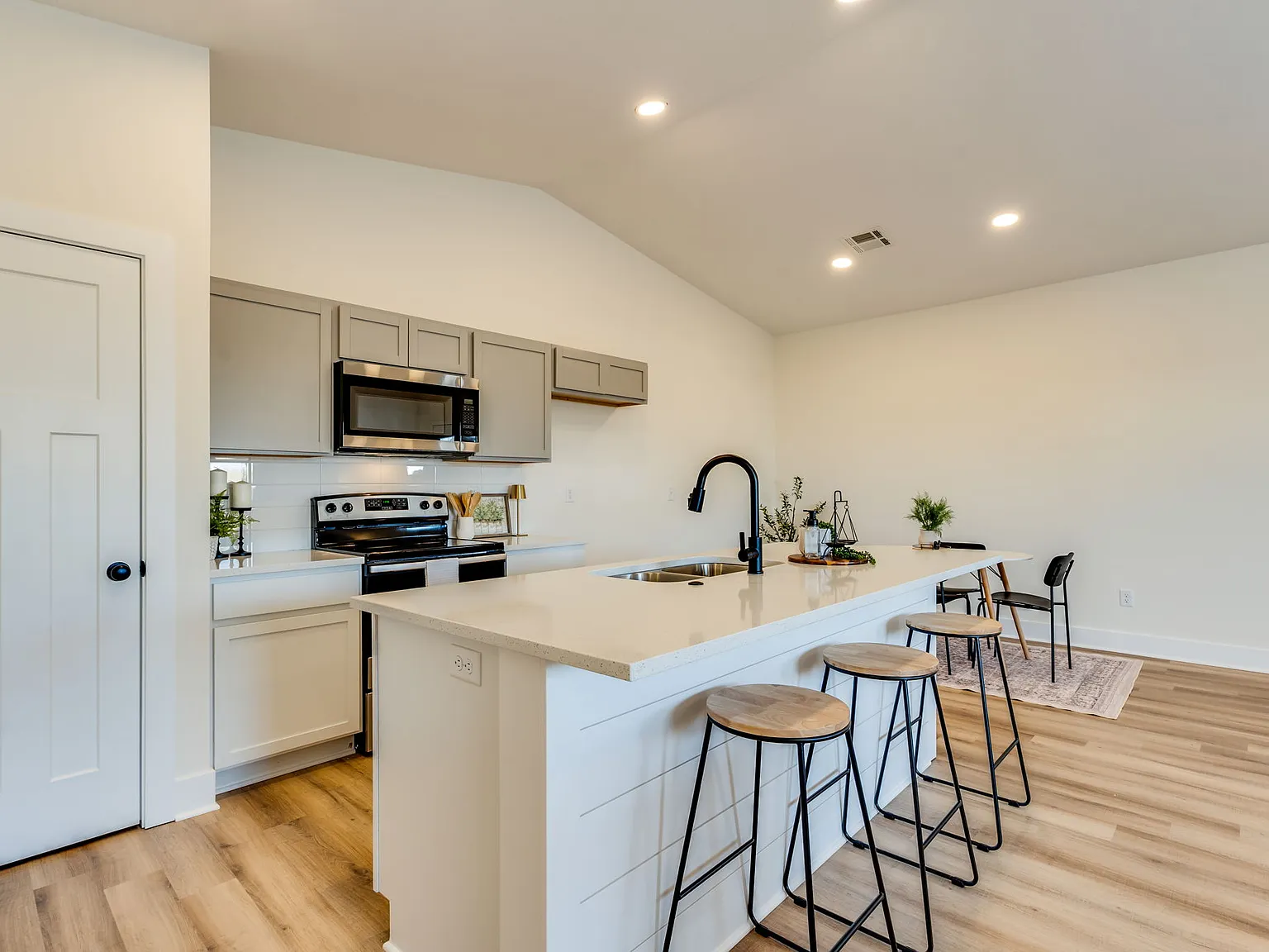 3 bed, 1250 sqft, $1,550 — Photo 4