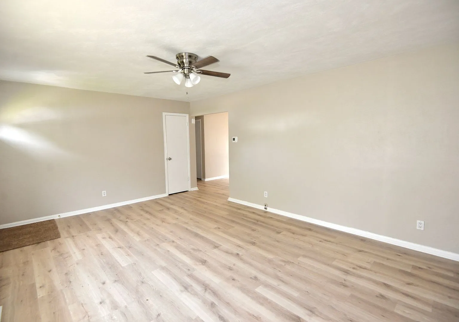 Brick Ranch in Princess Anne Plaza — Photo 3