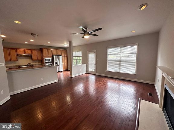 3rd image of 105 New Market Ct