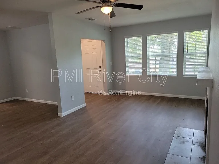 1356 River Hills Cir E — Photo 13