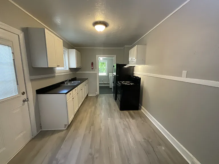 715 Vander Ave — Photo 4