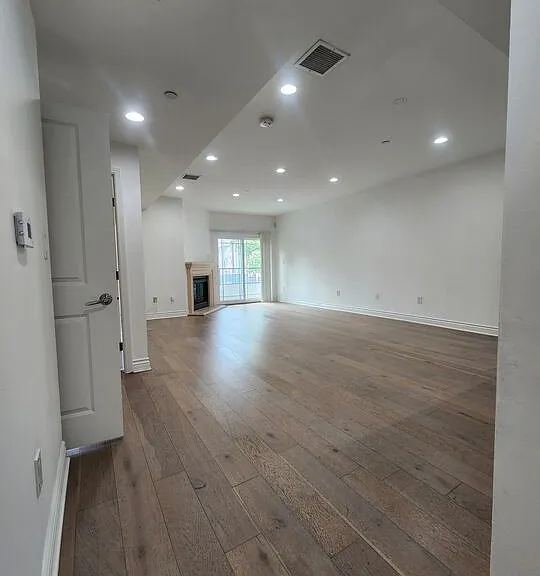 147 S Doheny Dr — Photo 11