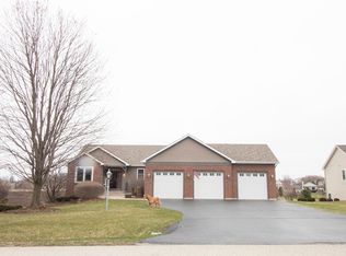 3560 Twin Oaks Dr, Wonder Lake, IL 60097
