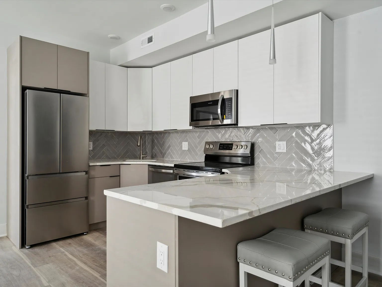 2 bed, 700 sqft, $1,600 — Photo 3