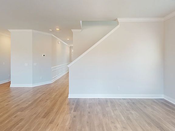 3rd image of 146 Champlain Dr