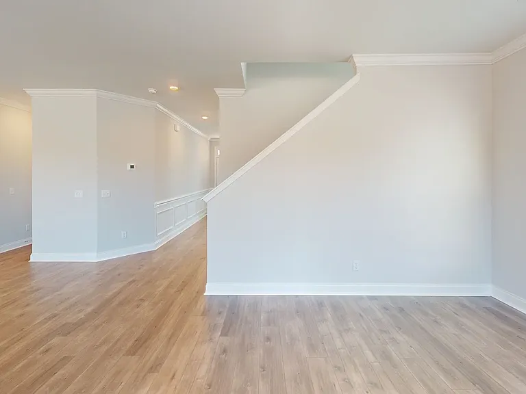 146 Champlain Dr — Photo 3