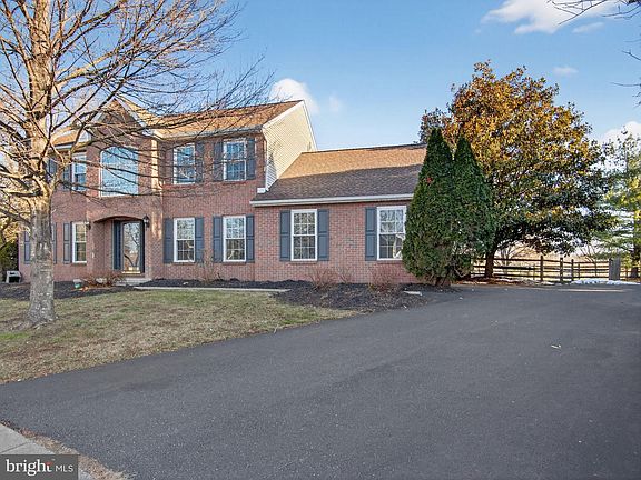 3rd image of 1107 Stratford Cir