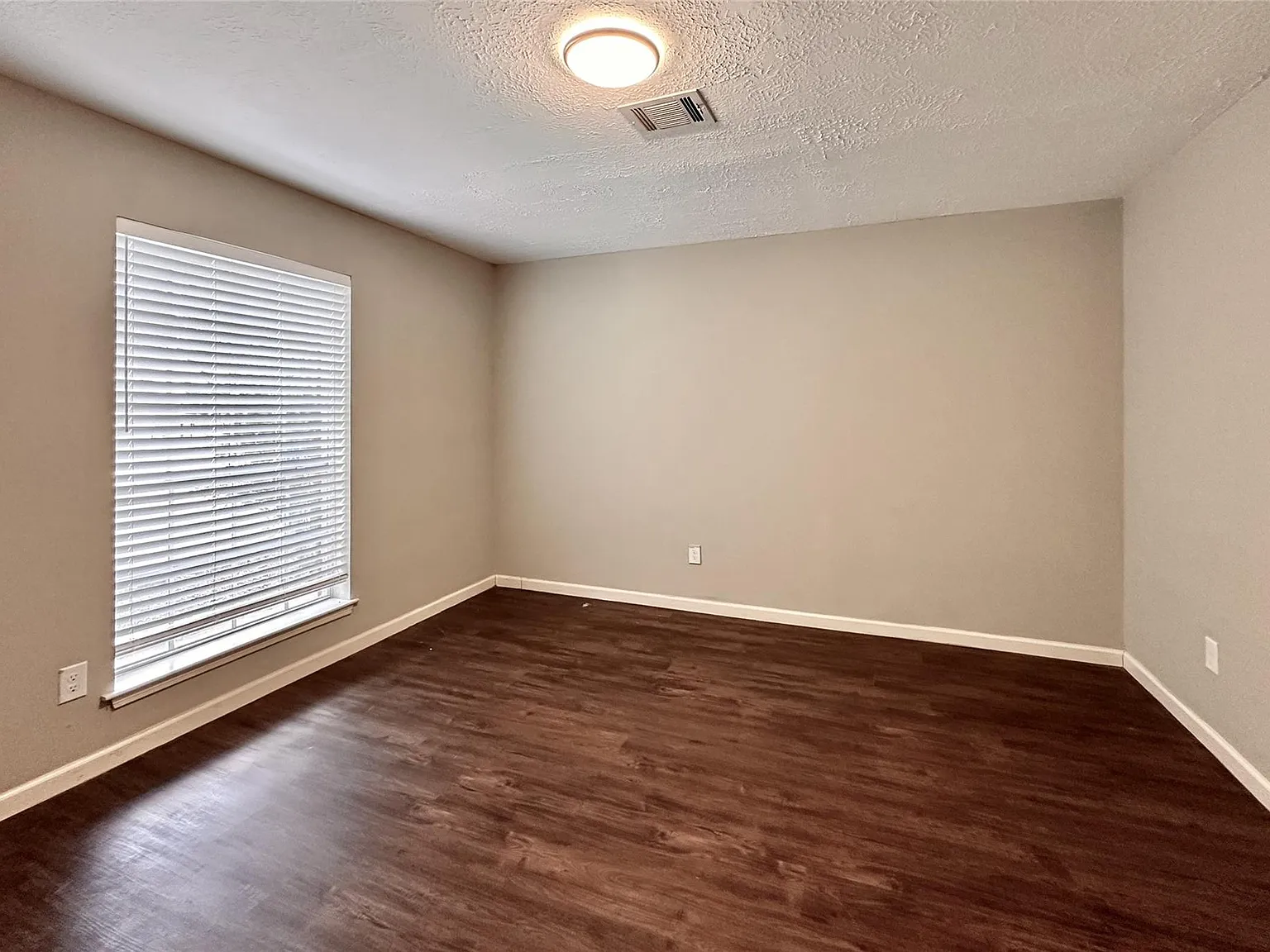 4 bed, 2.5 bath, 2546 sqft, $2,300 — Photo 3