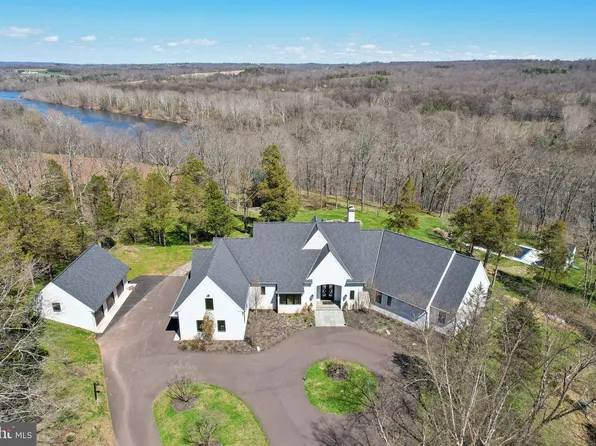 2 Cedar Ln, Erwinna, PA 18920