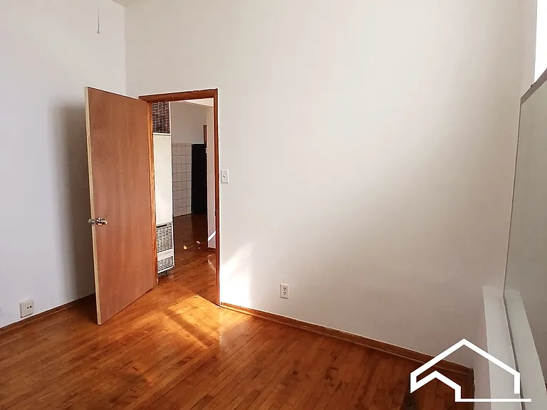 4810 W Barry Ave #G — Photo 5