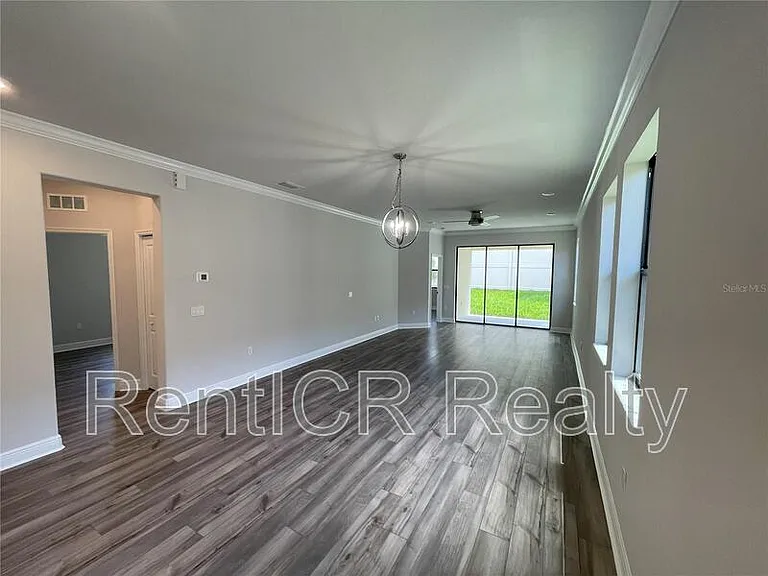 1437 N River Cir — Photo 4