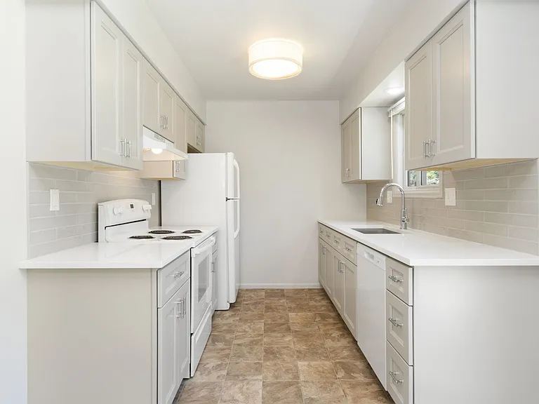 1956 Promenade Way — Photo 8