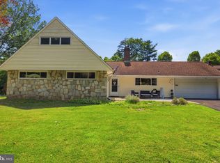 201 Snowball Dr, Levittown, PA 19056