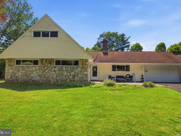 201 Snowball Dr, Levittown, PA 19056
