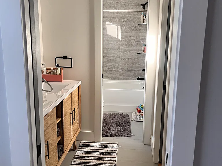 Upstairs full bathroom.