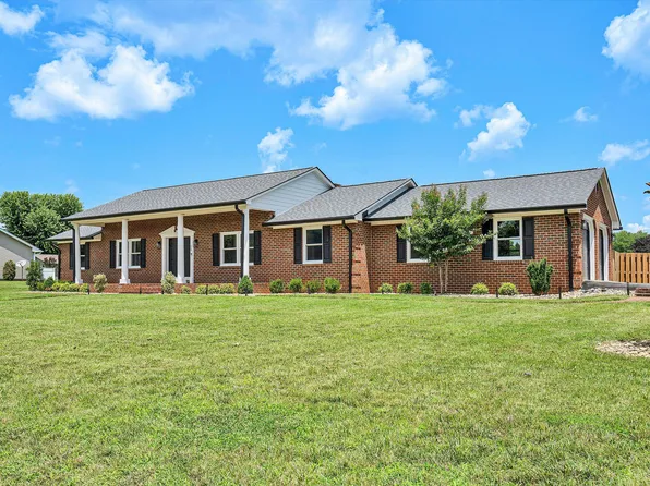 26 Carriage Ln, Troutville, VA 24175
