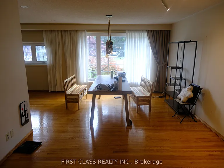 64 Grove Park Cres — Photo 2