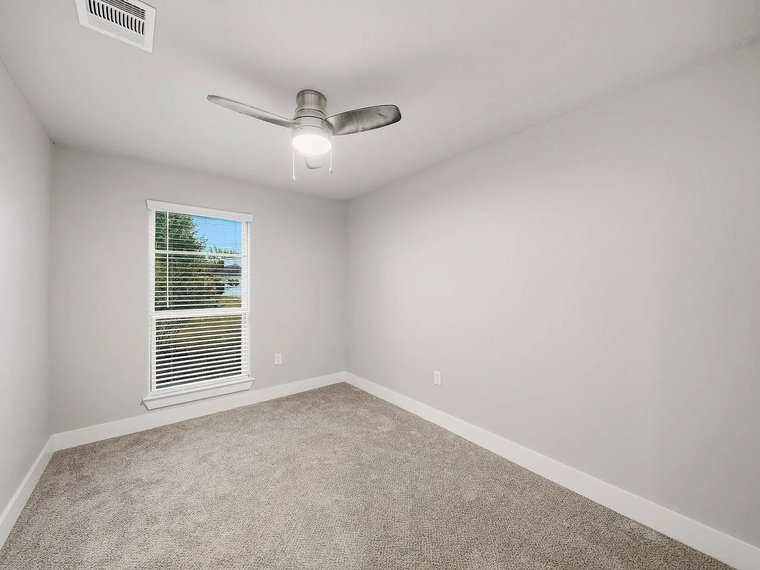 3 bed, 2.0 bath, 1299 sqft, $1,800 — Photo 4