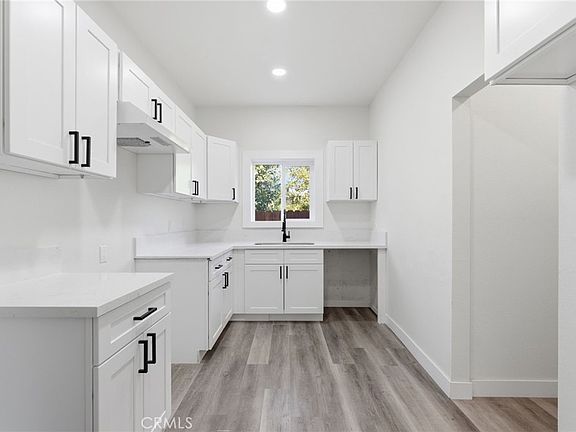 5th image of 2723 Iris St