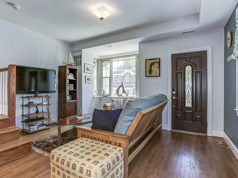 821 Tewkesbury Pl NW — Photo 11