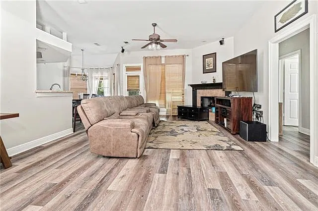 3 bed, 2.0 bath, 1506 sqft, $2,400 — Photo 2
