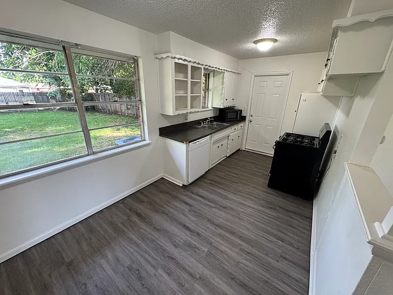 820 Butler St — Photo 3
