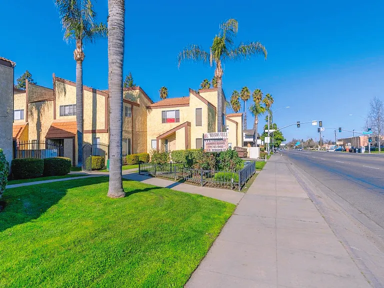Mission Villa Town Homes — Photo 14