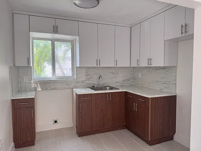 2 bed, 650 sqft, $2,100 — Photo 3