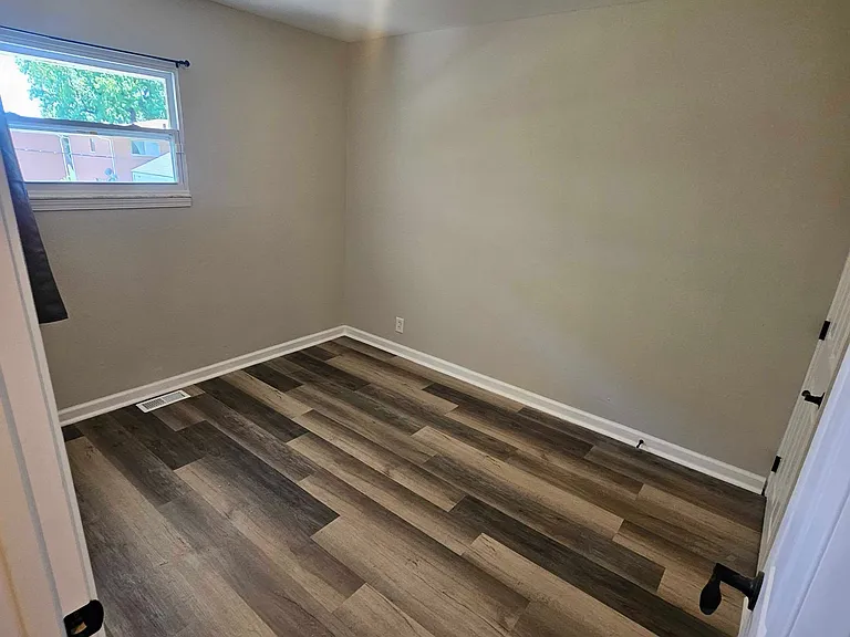 120 Perthshire Rd — Photo 8